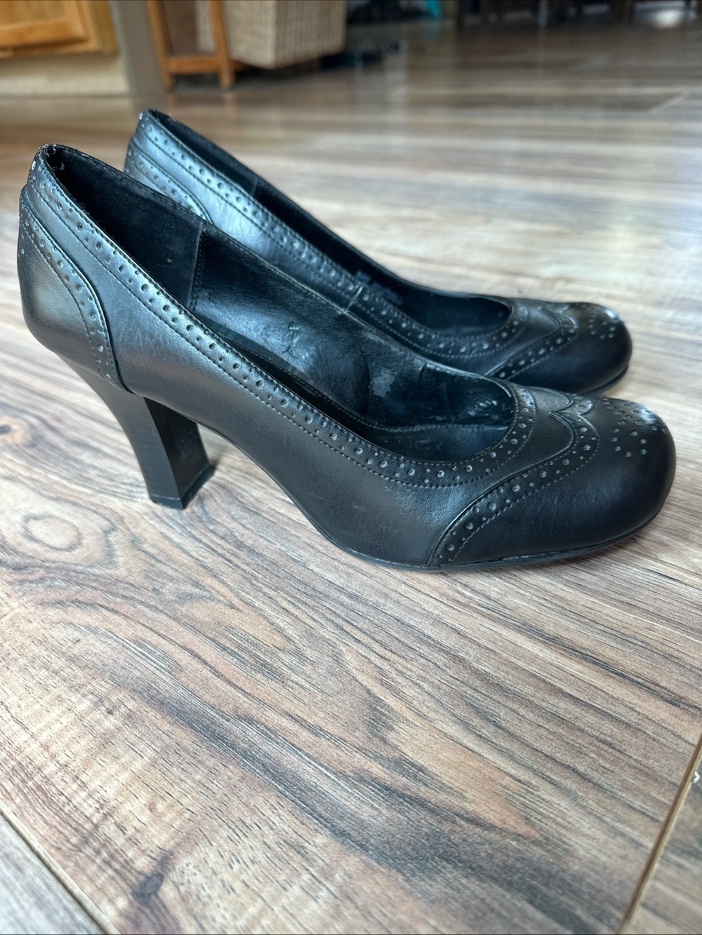 Y2K Hot Kiss Black Brogue Wingtip Heels Pumps Size 8.5 Abby Vintage